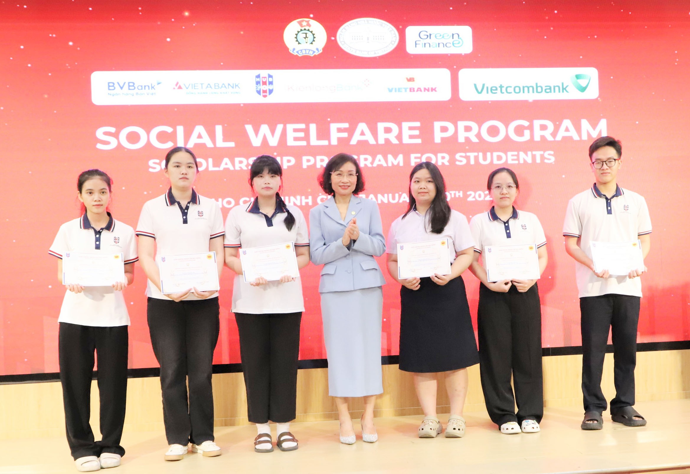 Đại diện các ngân hàng thương mại trao học bổng cho các sinh viên có hoàn cảnh khó khăn tham gia khóa học về trí tuệ nhân tạo 