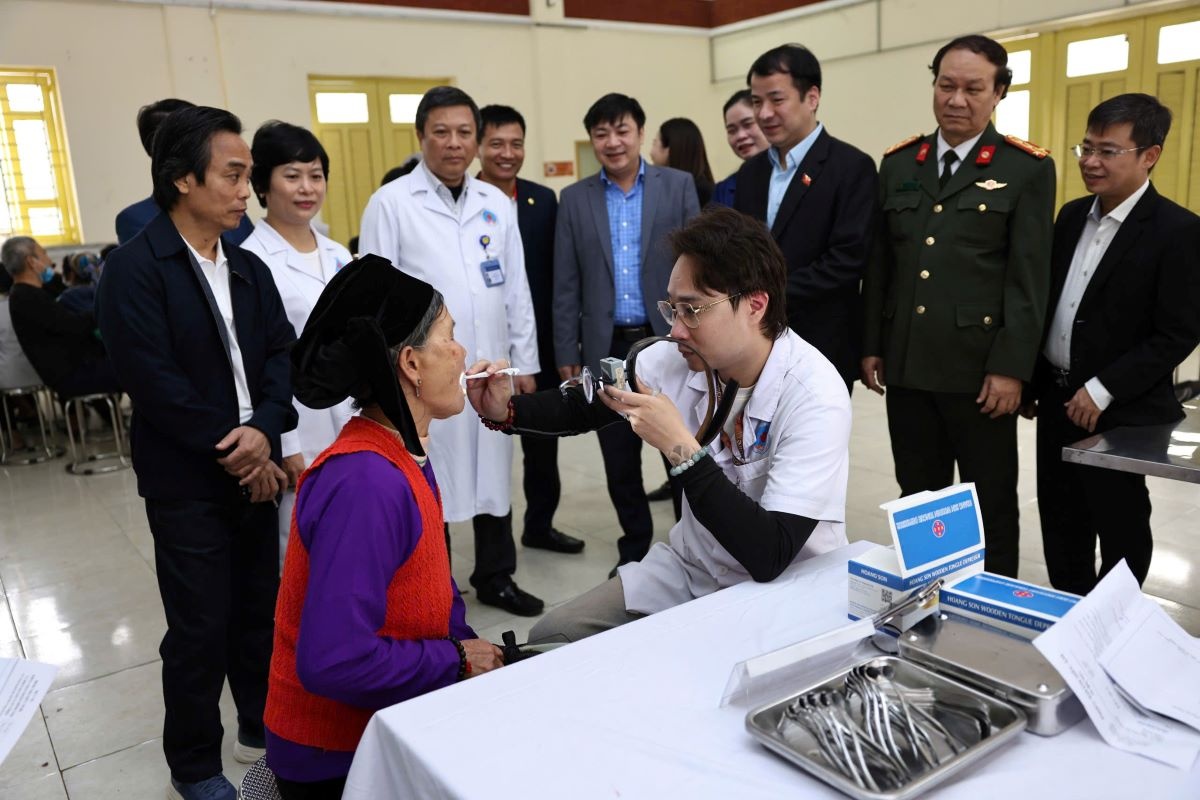 Bác sĩ Bệnh viện Hữu nghị thăm khám miễn phí cho người dân