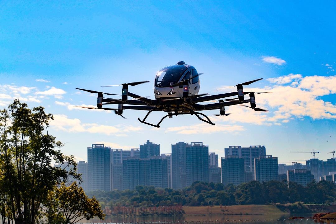 Việc sử dụng các thiết bị bay không người lái để phun thuốc, bón phân cho cây trồng hiện nay đã khá phổ biến ở các địa phương Việc sử dụng các thiết bị bay không người lái để phun thuốc, bón phân cho cây trồng hiện nay đã khá phổ biến ở các địa phương