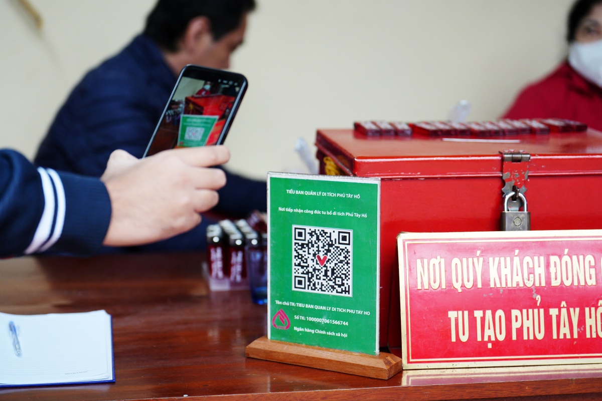 Cúng tiến nơi đền chùa: Khi nếp cũ