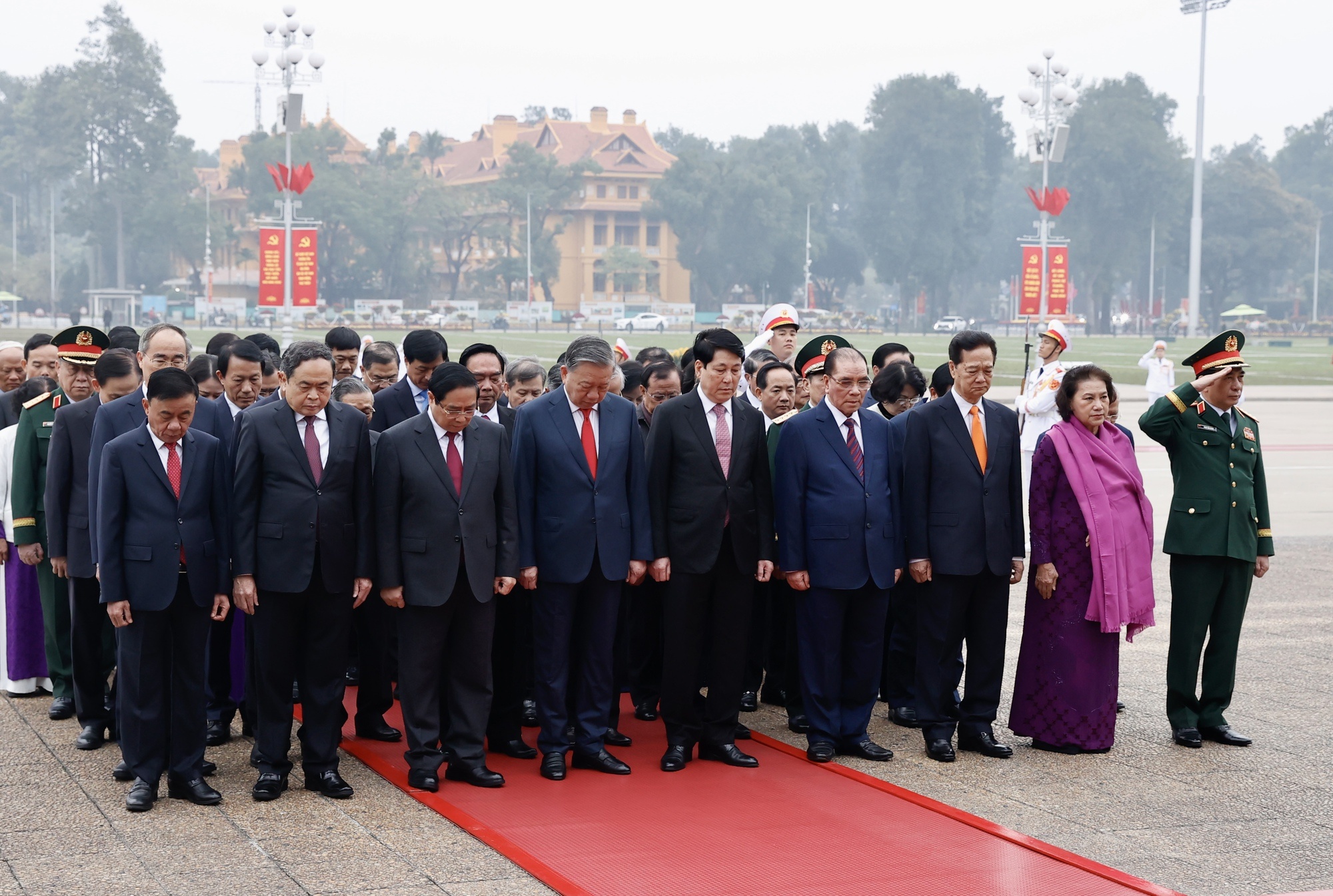 Lãnh đạo Đảng, Nhà nước viếng Chủ tịch Hồ Chí Minh nhân kỷ niệm 96 năm Ngày thành lập Đảng Cộng sản Việt Nam - Ảnh: VGP/Nhật Bắc Lãnh đạo Đảng, Nhà nước viếng Chủ tịch Hồ Chí Minh nhân kỷ niệm 96 năm Ngày thành lập Đảng Cộng sản Việt Nam - Ảnh: VGP/Nhật Bắc