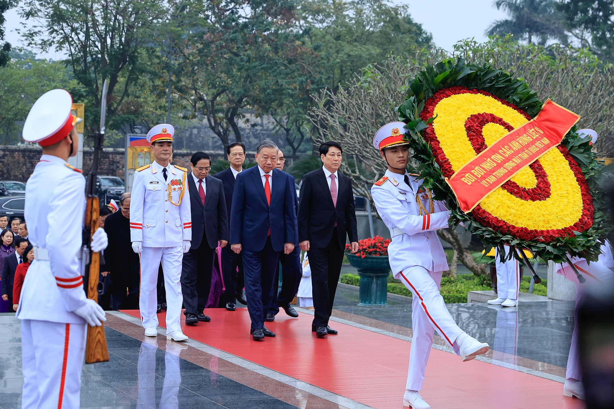 Lãnh đạo Đảng, Nhà nước đến đặt vòng hoa tưởng niệm các anh hùng liệt sĩ tại Đài tưởng niệm các Anh hùng liệt sĩ trên đường Bắc Sơn, Hà Nội - Ảnh: VGP/Nhật Bắc Lãnh đạo Đảng, Nhà nước đến đặt vòng hoa tưởng niệm các anh hùng liệt sĩ tại Đài tưởng niệm các Anh hùng liệt sĩ trên đường Bắc Sơn, Hà Nội - Ảnh: VGP/Nhật Bắc