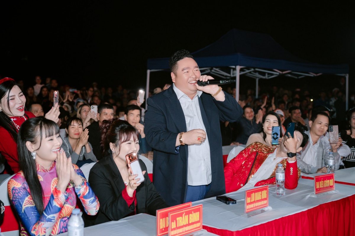 Chủ tịch Lưu Quang Hưng tại chương trình nghệ thuật do Tập đoàn Quang Hưng Group đồng hành tổ chức và tài trợ Chủ tịch Lưu Quang Hưng tại chương trình nghệ thuật do Tập đoàn Quang Hưng Group đồng hành tổ chức và tài trợ