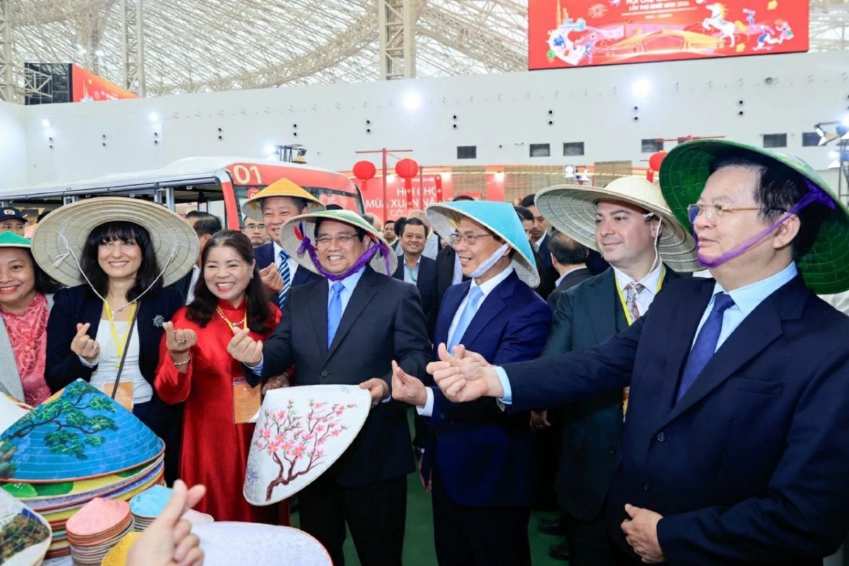 Thủ tướng Phạm Minh Chính cùng quan khách quốc tế trong Lễ Khai mạc Hội chợ Mùa Xuân 2026. Thủ tướng Phạm Minh Chính cùng quan khách quốc tế trong Lễ Khai mạc Hội chợ Mùa Xuân 2026.