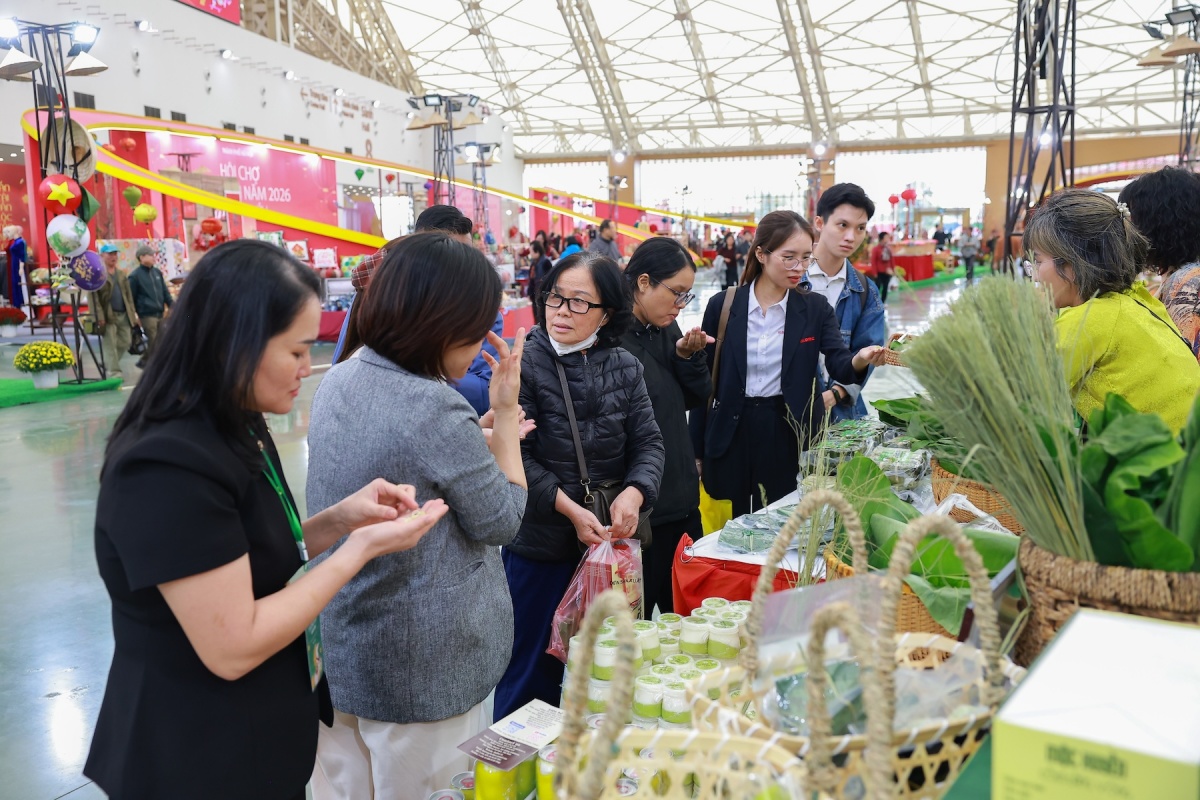 Du khách tham quan, trải nghiệm mua sắm tại các gian hang OCOP Du khách tham quan, trải nghiệm mua sắm tại các gian hang OCOP