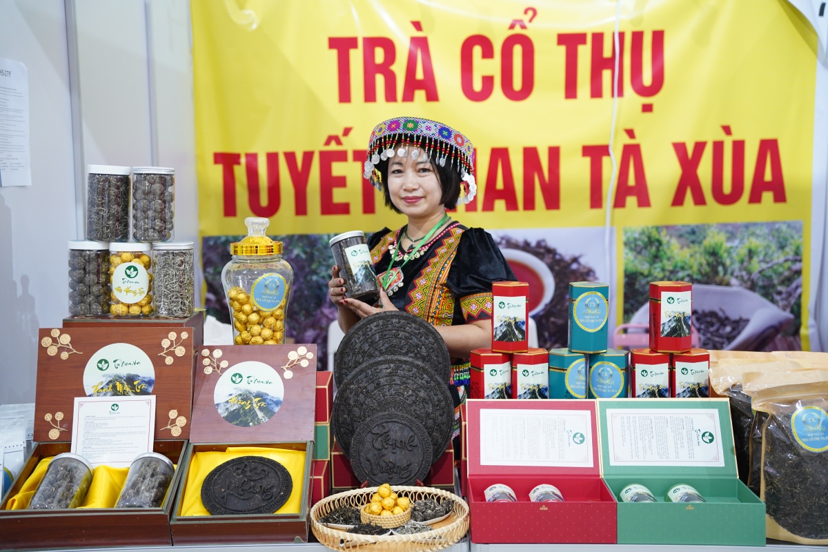 Chị Cao Lê Thị Bình Minh - HTX Trà cổ thụ Tà Xùa, Sơn La, giới thiệu sản phẩm nổi tiếng của địa phương tới du khách Chị Cao Lê Thị Bình Minh - HTX Trà cổ thụ Tà Xùa, Sơn La, giới thiệu sản phẩm nổi tiếng của địa phương tới du khách