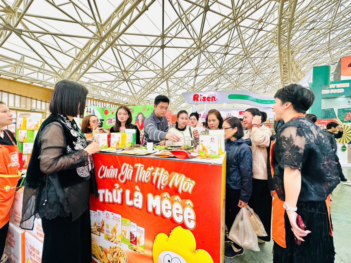 Các gian hàng thu hút sự chú ý của khách tham quan Các gian hàng thu hút sự chú ý của khách tham quan