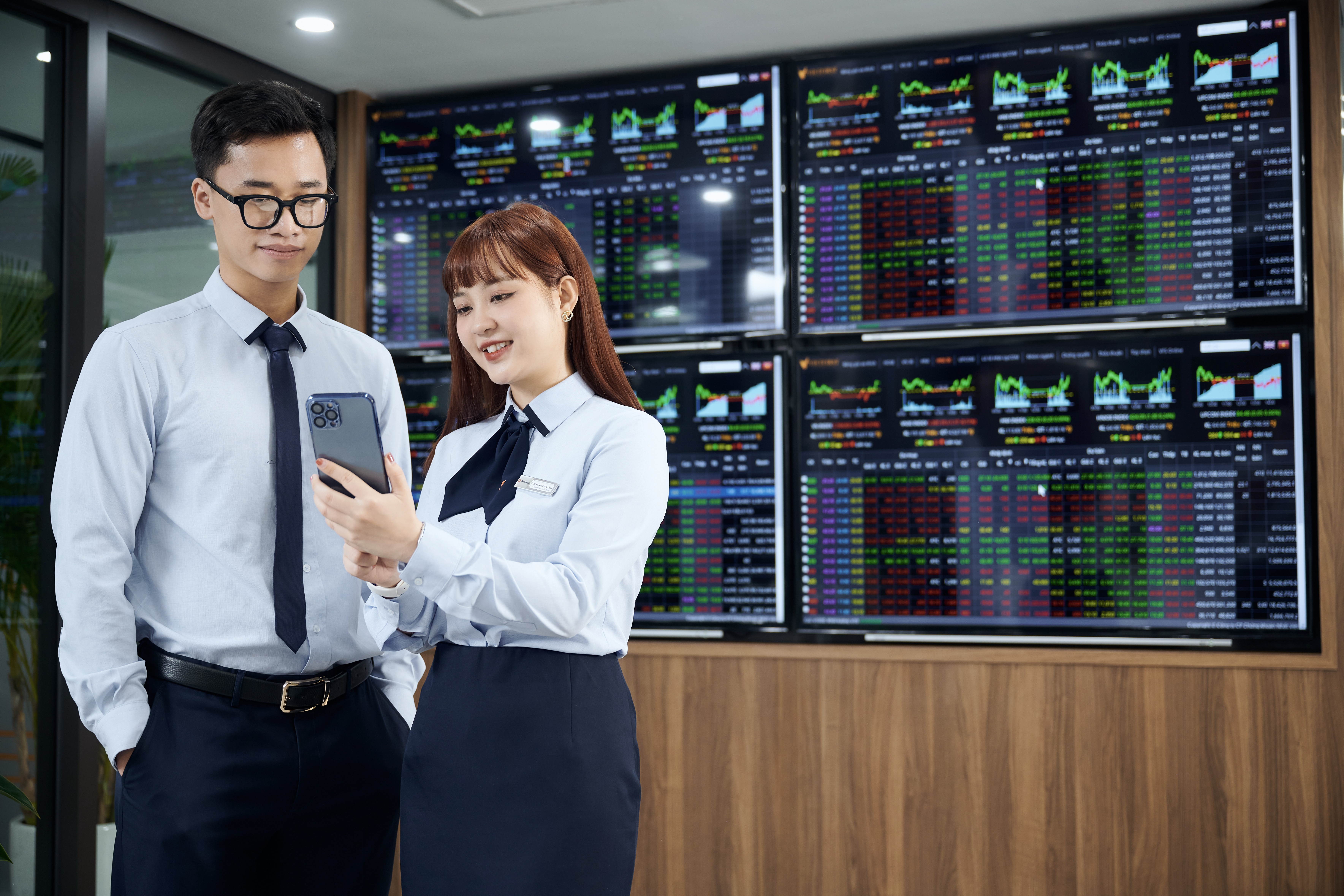 Nhóm Ngân hàng và chứng khoán tiếp tục đóng vai trò dẫn dắt 
