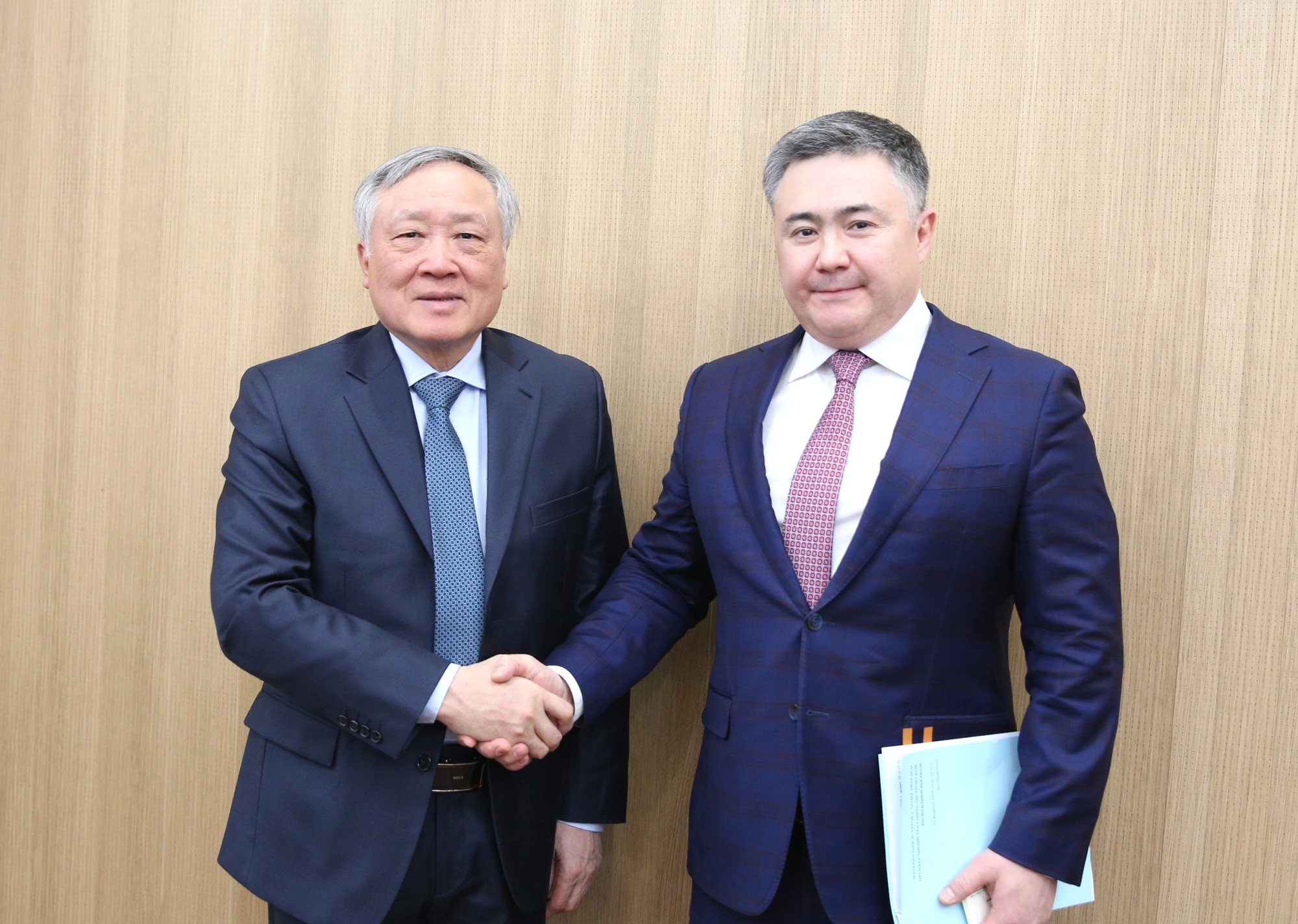 Phó Thủ tướng Thường trực Chính phủ Nguyễn Hòa Bình và Thống đốc Ngân hàng Trung ương Kazakhstan Timur Suleimenov - Ảnh: VGP/Nguyễn Hoàng Phó Thủ tướng Thường trực Chính phủ Nguyễn Hòa Bình và Thống đốc Ngân hàng Trung ương Kazakhstan Timur Suleimenov - Ảnh: VGP/Nguyễn Hoàng