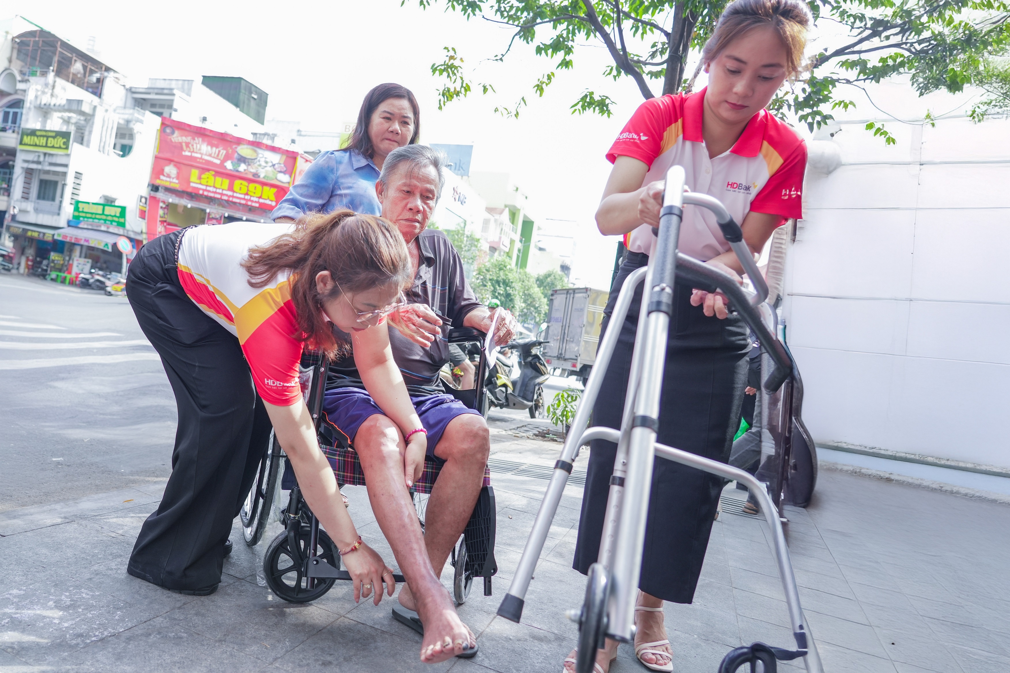 Cùng thời điểm này, tại phường Bình Tây, TP.Hồ Chí Minh, HDBank phối hợp cùng Hội Bảo trợ Bệnh nhân nghèo TP.HCM trao tặng 100 xe lăn và quà Tết cho người khuyết tật có hoàn cảnh khó khăn Cùng thời điểm này, tại phường Bình Tây, TP.Hồ Chí Minh, HDBank phối hợp cùng Hội Bảo trợ Bệnh nhân nghèo TP.HCM trao tặng 100 xe lăn và quà Tết cho người khuyết tật có hoàn cảnh khó khăn