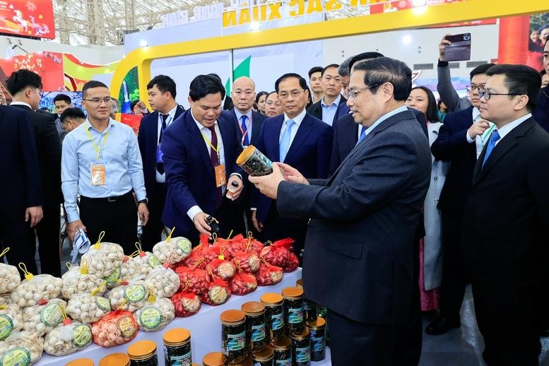 Thủ tướng yêu cầu tăng cường quảng bá sản phẩm, thương hiệu địa phương tại Hội chợ Mùa Xuân lần thứ nhất năm 2026 Thủ tướng yêu cầu tăng cường quảng bá sản phẩm, thương hiệu địa phương tại Hội chợ Mùa Xuân lần thứ nhất năm 2026