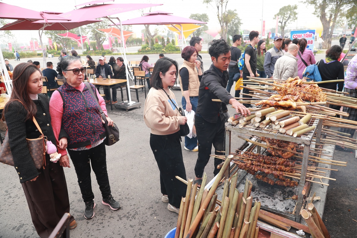Những món ăn đậm chất vùng núi được chế biến ngay sân ngoài trời khu ẩm thực của Hội chợ Mùa Xuân.