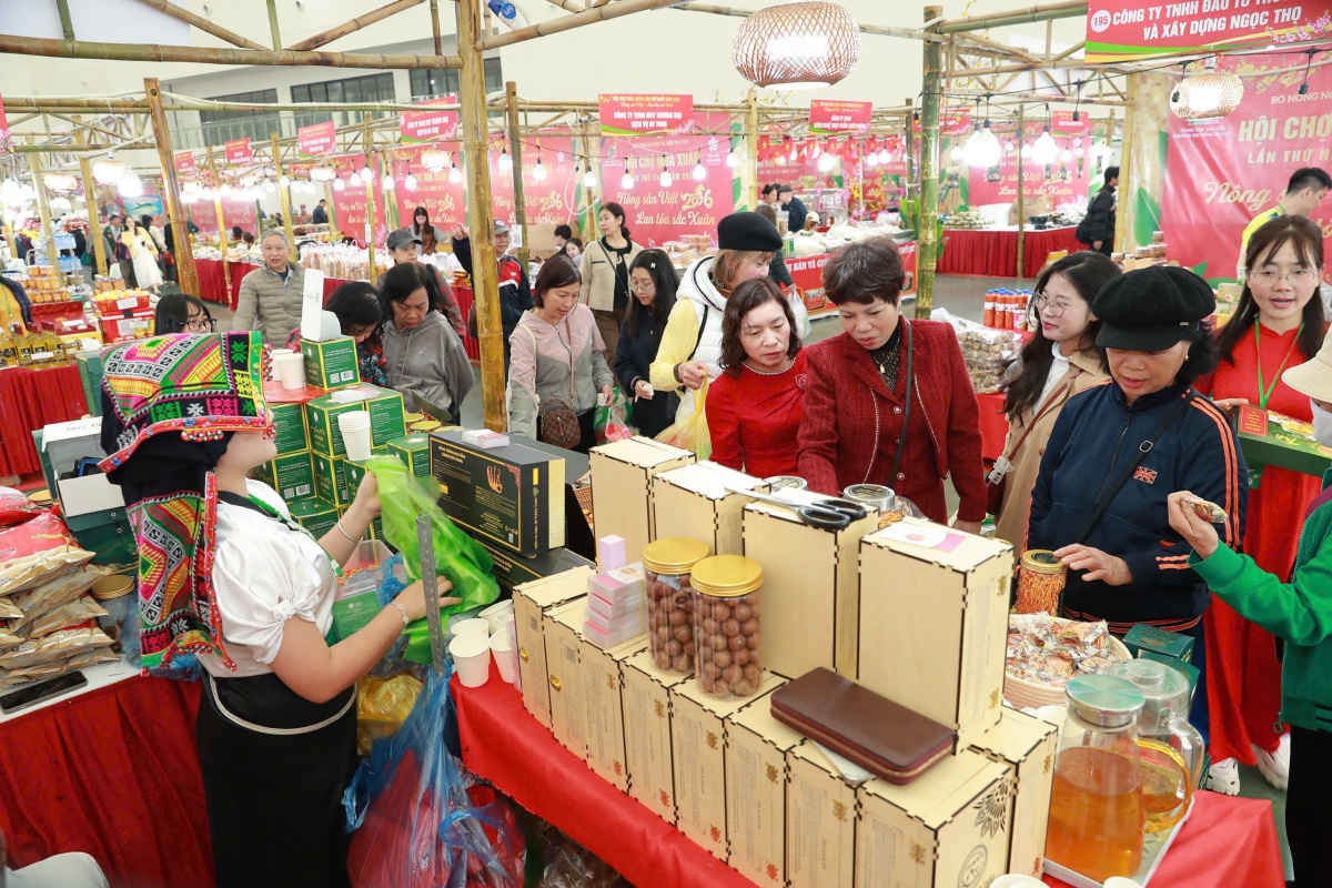 Các bà nội trợ tìm hiểu rất kỹ về sản phẩm trước khi xuống tay xách đồ Tết về nhà.