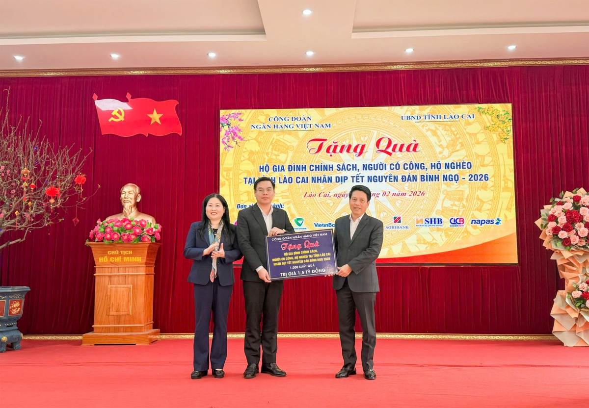 Phó Thống đốc Phạm Tiến Dũng trao biển tượng trưng tặng 1.000 suất quà trị giá 1,5 tỷ đồng cho các hộ gia đình chính sách, người có công, hộ nghèo tại tỉnh Lào Cai nhân dịp Tết Nguyên đán Bính Ngọ 2026