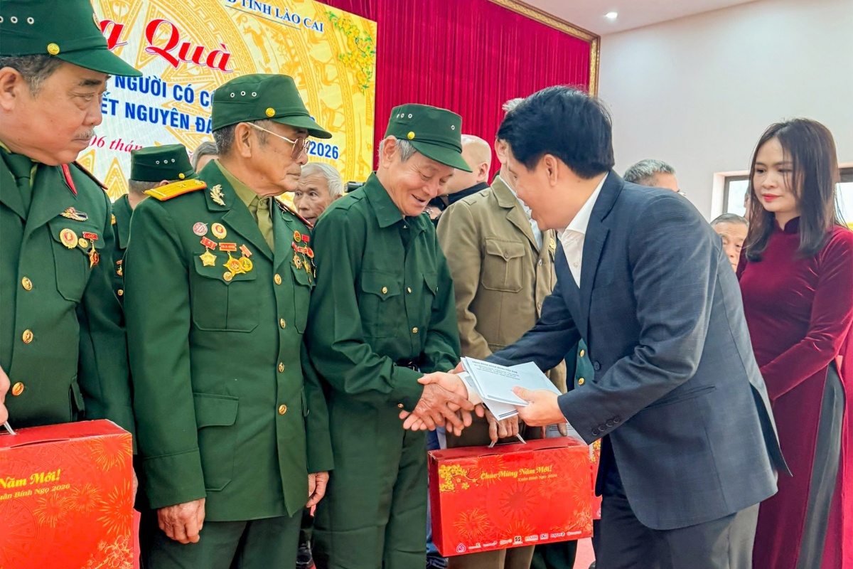 Phó Thống đốc Phạm Tiến Dũng trực tiếp trao quà cho các hộ gia đình chính sách, người có công, hộ nghèo tại xã Thác Bà
