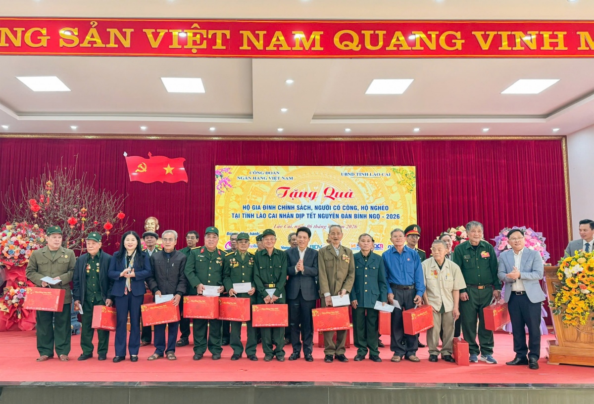 Phó Thống đốc Phạm Tiến Dũng và Lãnh đạo tỉnh Lào Cai chụp ảnh cùng các gia đình chính sách, người có công, hộ nghèo tại Chương trình