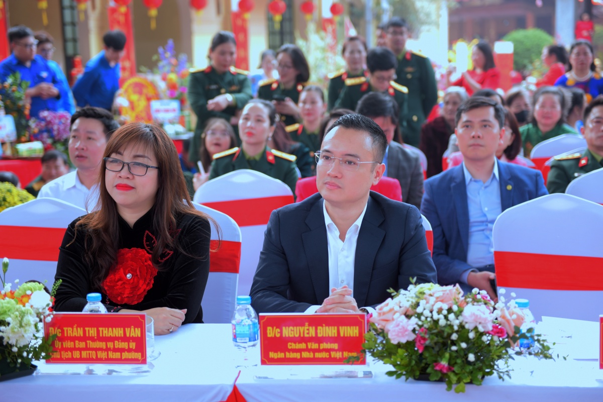 NHNN trao tặng quà Tết cho các hộ gia đình chính sách trên địa bàn phường Hồng Hà NHNN trao tặng quà Tết cho các hộ gia đình chính sách trên địa bàn phường Hồng Hà