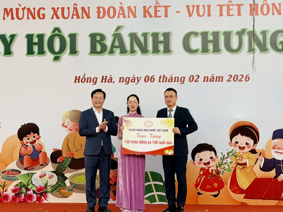 trao tặng 150 triệu đồng và 150 suất quà cho người dân Phường Hồng Hà trao tặng 150 triệu đồng và 150 suất quà cho người dân Phường Hồng Hà