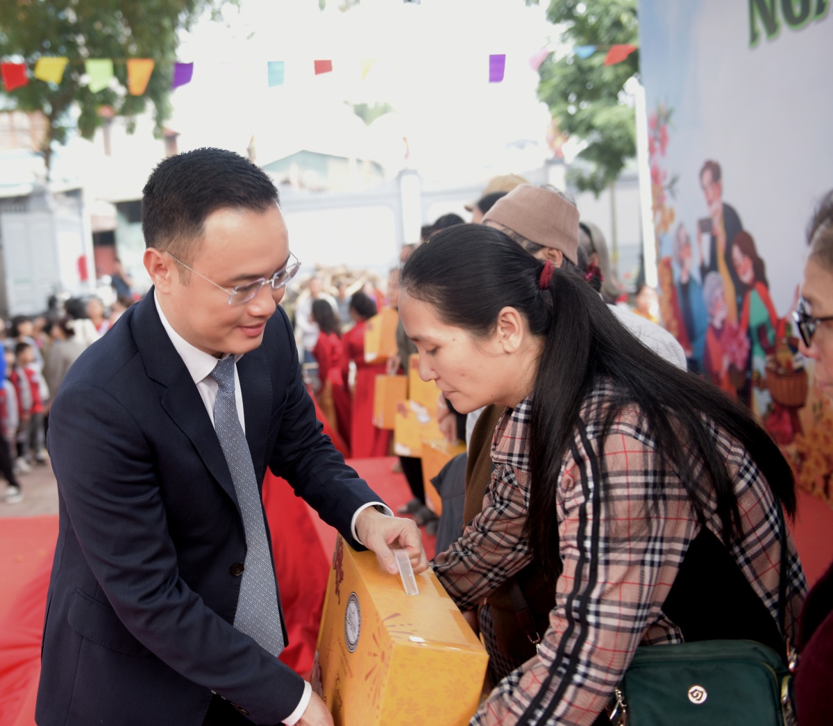 NHNN trao tặng quà Tết cho các hộ gia đình chính sách trên địa bàn phường Hồng Hà NHNN trao tặng quà Tết cho các hộ gia đình chính sách trên địa bàn phường Hồng Hà