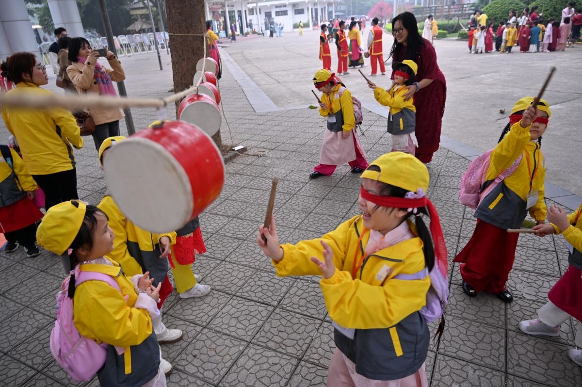 Chơi trò chơi bịt mắt đánh trống