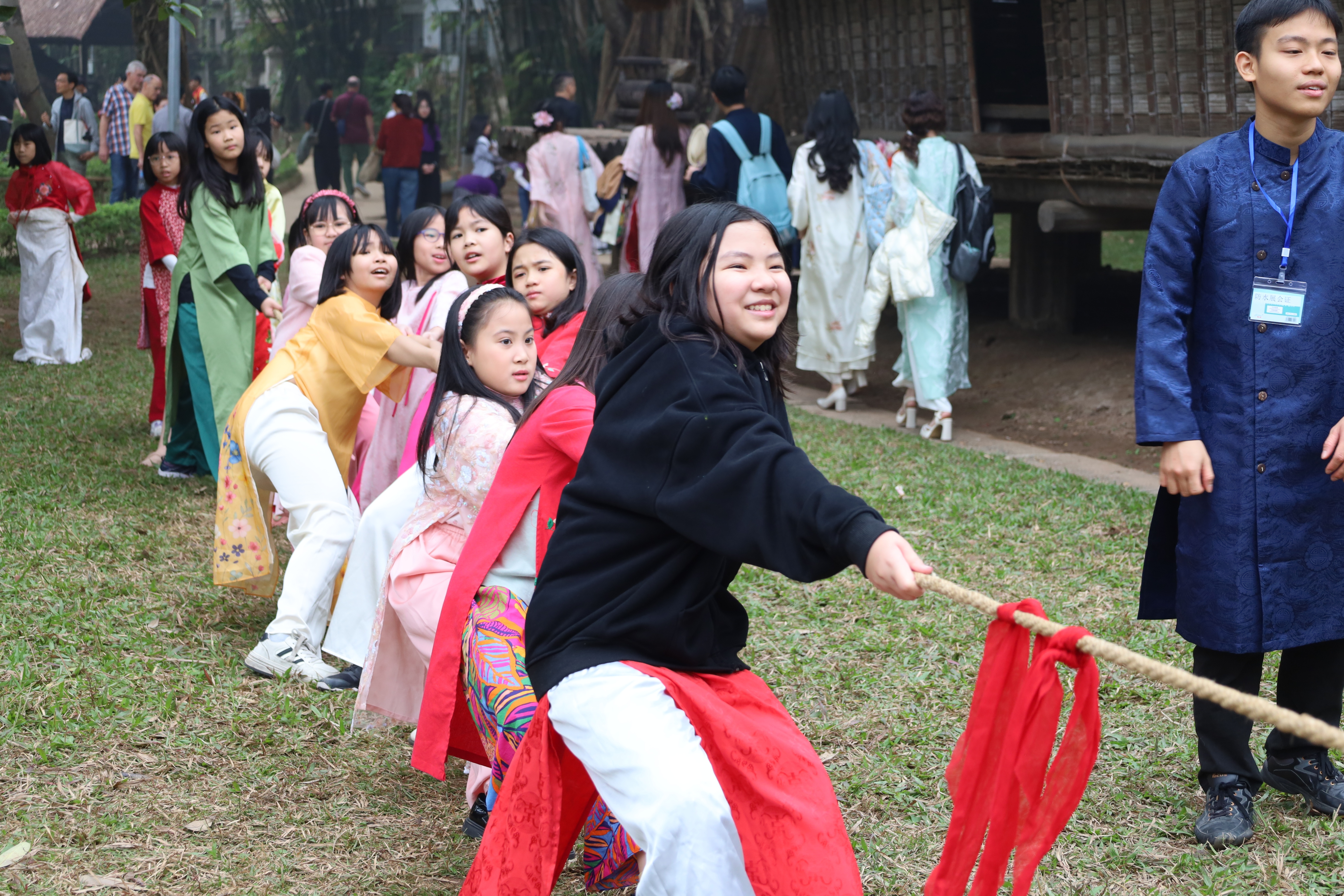 Các em nhỏ cùng chơi kéo co