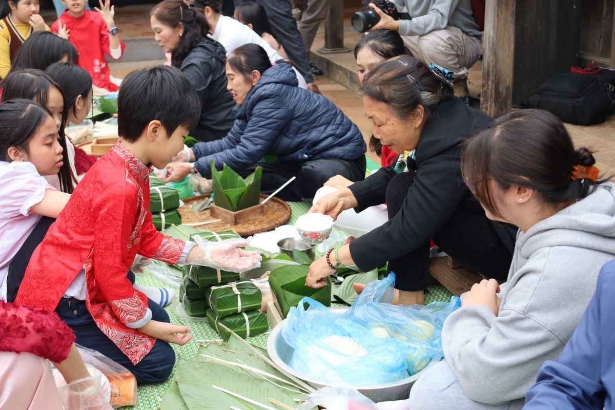 Trải nghiệm gói bánh chưng cùng nghệ nhân