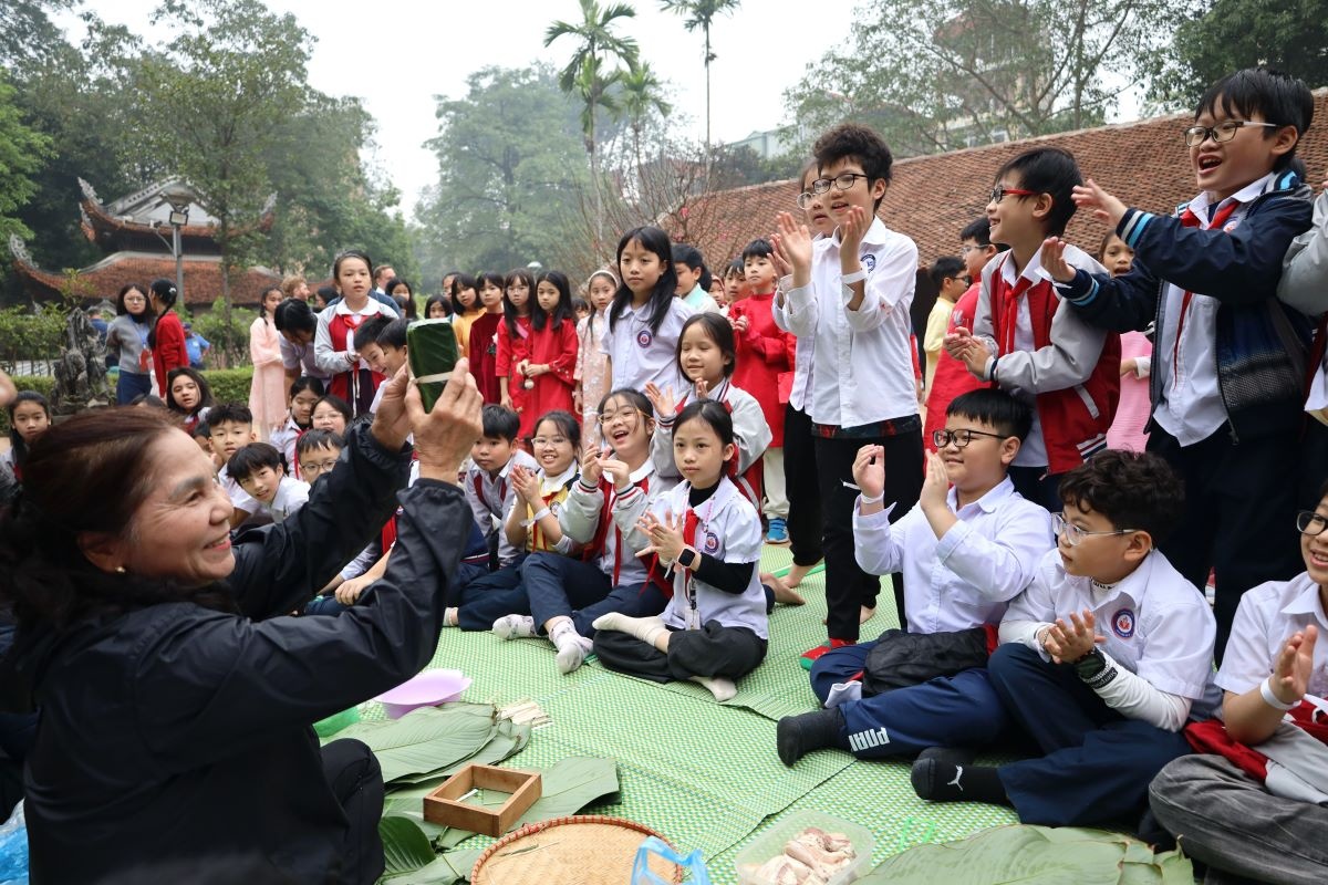 Các bạn nhỏ thích thú khi được gói bánh chưng cùng nghệ nhân
