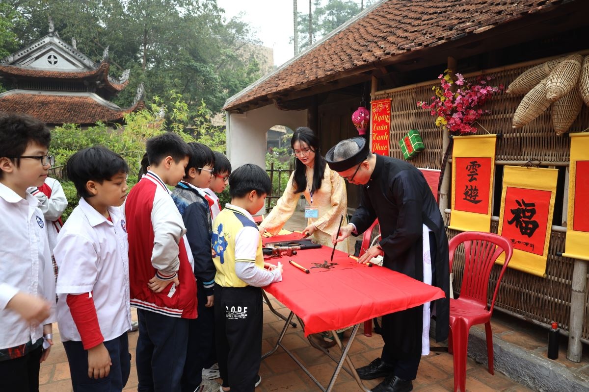 Các em nhỏ cùng nhau xin chữ thư pháp