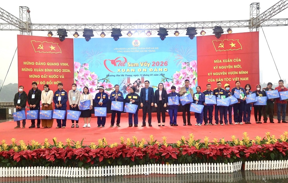 Ông Lê Đình Hùng - Phó Chủ tịch Thường trực Liên đoàn Lao động TP Hà Nội và bà Ngô Thị Dương Liễu Phó giám đốc NHCSXH Hai Bà Trưng trao 30 suất quà cho các hộ gia đình tại phường Hai Bà Trưng Ông Lê Đình Hùng - Phó Chủ tịch Thường trực Liên đoàn Lao động TP Hà Nội và bà Ngô Thị Dương Liễu Phó giám đốc NHCSXH Hai Bà Trưng trao 30 suất quà cho các hộ gia đình tại phường Hai Bà Trưng