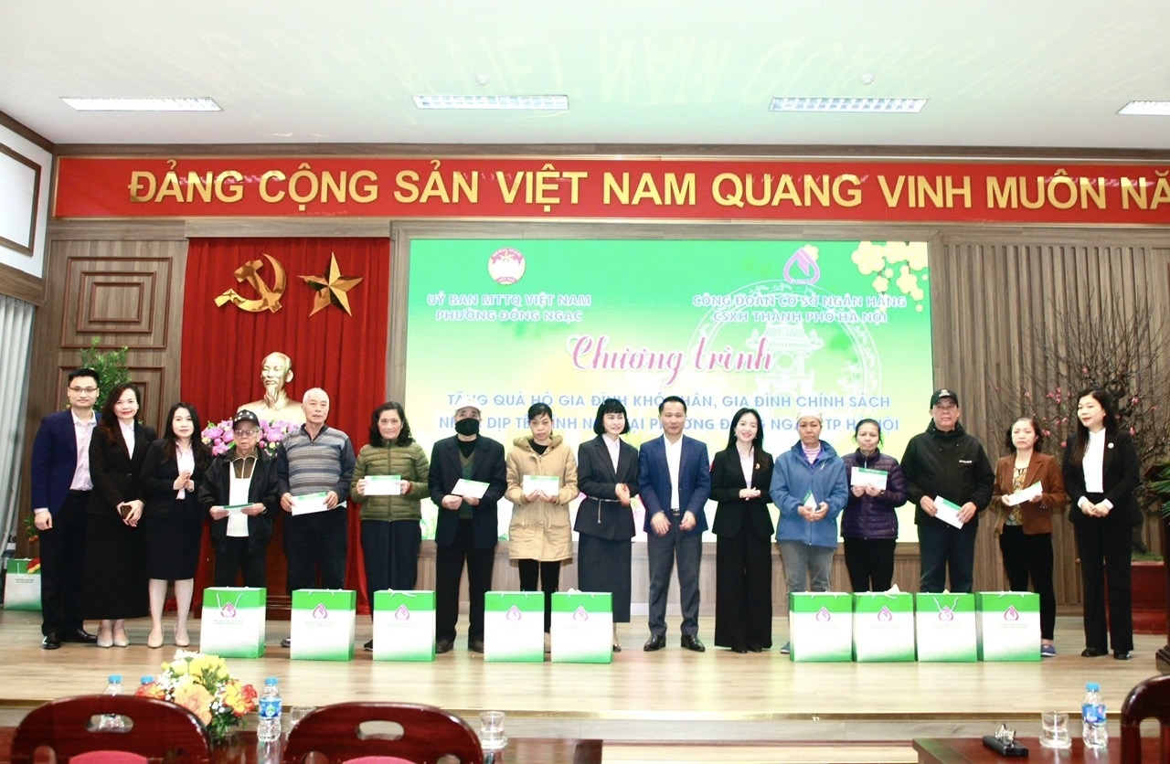 Đồng chí Ngô Thúy Hằng, Chủ tịch Công đoàn, Phó Giám đốc Chi nhánh NHCSXH thành phố Hà Nội và đồng chí Dương Ngọc Thanh, Phó Bí thư Thường trực Đảng ủy phường Đông Ngạc và các đồng chí lãnh đạo Phòng giao dịch NHCSXH trên địa bàn thành phố tặng 30 suất quà Tết cho các hộ gia đình khó khăn trên địa bàn phường Đồng chí Ngô Thúy Hằng, Chủ tịch Công đoàn, Phó Giám đốc Chi nhánh NHCSXH thành phố Hà Nội và đồng chí Dương Ngọc Thanh, Phó Bí thư Thường trực Đảng ủy phường Đông Ngạc và các đồng chí lãnh đạo Phòng giao dịch NHCSXH trên địa bàn thành phố tặng 30 suất quà Tết cho các hộ gia đình khó khăn trên địa bàn phường