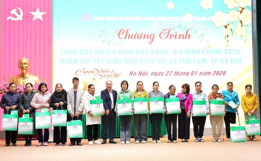 Đồng chí Phạm Văn Quyết - Giám đốc Chi nhánh NHCSXH thành phố Hà Nội trao 30 suất quà cho các gia đình khó khăn, gia đình chính sách tại xã Thư Lâm, thành phố Hà Nội. Đồng chí Phạm Văn Quyết - Giám đốc Chi nhánh NHCSXH thành phố Hà Nội trao 30 suất quà cho các gia đình khó khăn, gia đình chính sách tại xã Thư Lâm, thành phố Hà Nội.