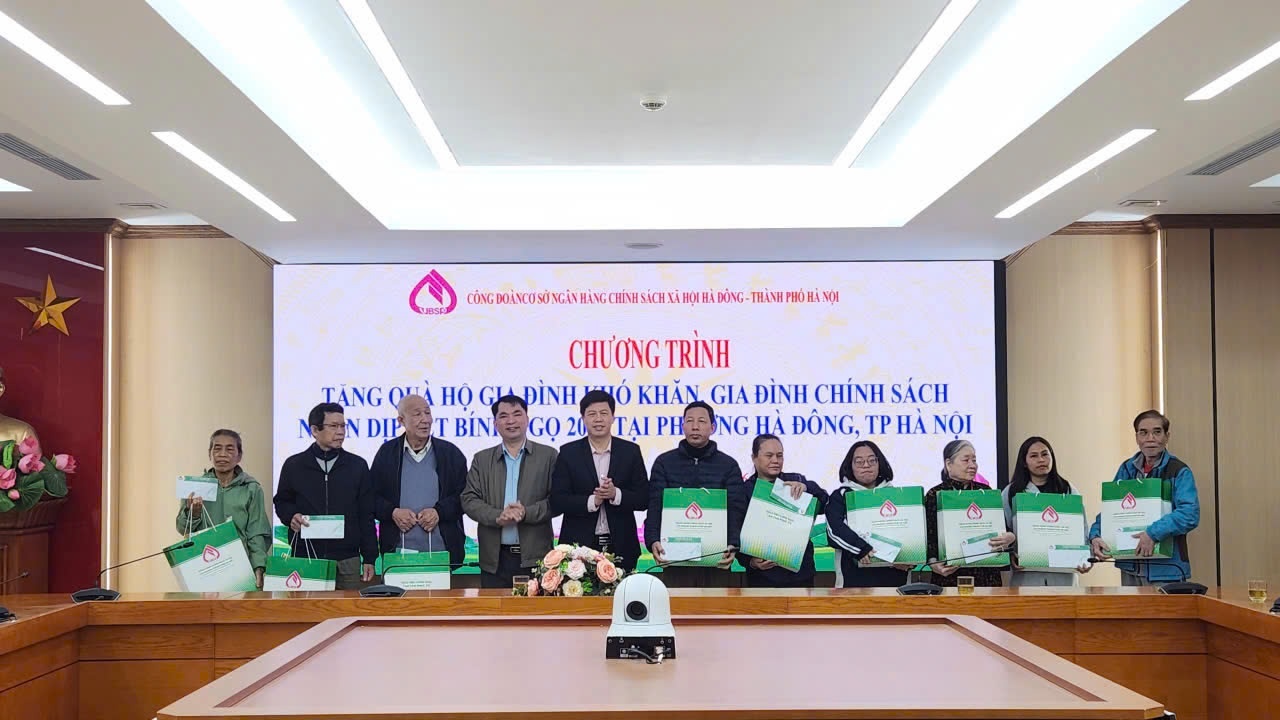 Đồng chí Nguyễn Đức Chí –Phó Chủ tịch Ủy ban Mặt trận Tổ quốc Việt Nam phường và đồng chí Nguyễn Văn Sơn, Bí thư Chi bộ, Giám đốc Phòng giao dịch NHCSXH Hà Đông trao quà Tết cho các hộ gia đình khó khăn, gia đình chính sách tại phường Hà Đông Đồng chí Nguyễn Đức Chí –Phó Chủ tịch Ủy ban Mặt trận Tổ quốc Việt Nam phường và đồng chí Nguyễn Văn Sơn, Bí thư Chi bộ, Giám đốc Phòng giao dịch NHCSXH Hà Đông trao quà Tết cho các hộ gia đình khó khăn, gia đình chính sách tại phường Hà Đông