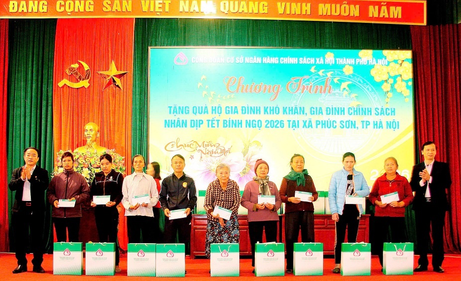 Chủ tịch Ủy ban MTTQ Việt Nam xã Phúc Sơn Lê Thành Đoàn (bên trái) cùng ông Nguyễn Đức Thức Giám đốc Ngân hàng Chính sách xã hội Mỹ Đức (bên phải) trao quà cho các hộ gia đình Chủ tịch Ủy ban MTTQ Việt Nam xã Phúc Sơn Lê Thành Đoàn (bên trái) cùng ông Nguyễn Đức Thức Giám đốc Ngân hàng Chính sách xã hội Mỹ Đức (bên phải) trao quà cho các hộ gia đình