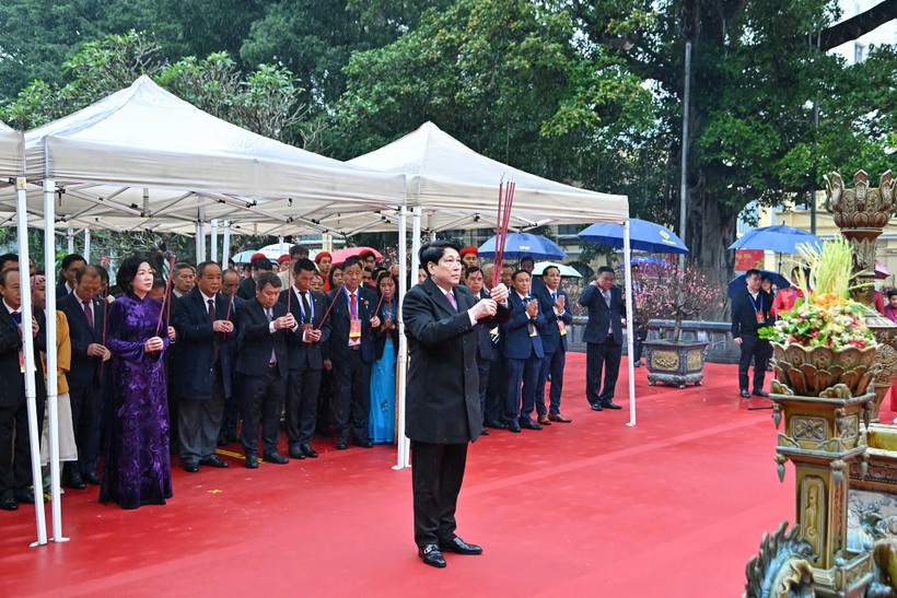 Chủ tịch nước Lương Cường cùng đại biểu kiều bào dâng hương tại Tượng đài Vua Lý Thái Tổ và đền Ngọc Sơn
