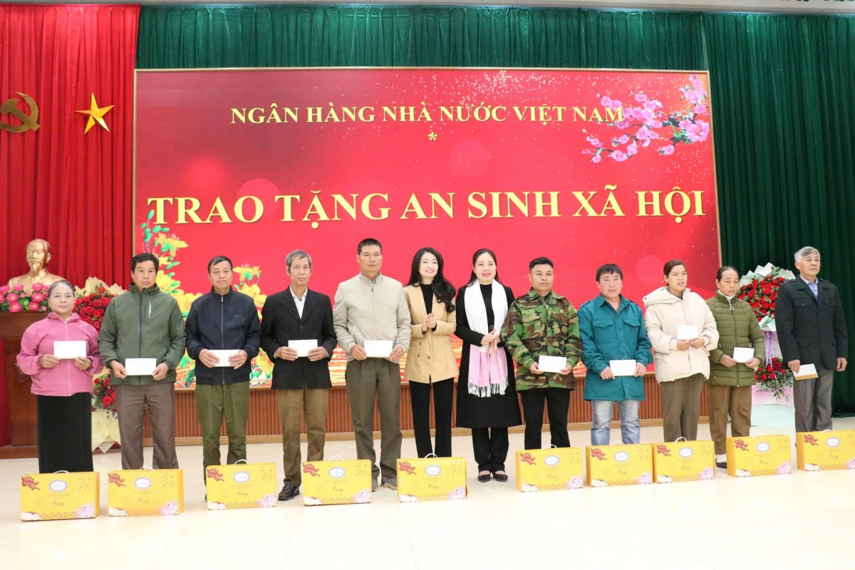 Thống đốc NHNN Nguyễn Thị Hồng thăm, tặng quà Tết tại tỉnh Sơn La Thống đốc NHNN Nguyễn Thị Hồng thăm, tặng quà Tết tại tỉnh Sơn La