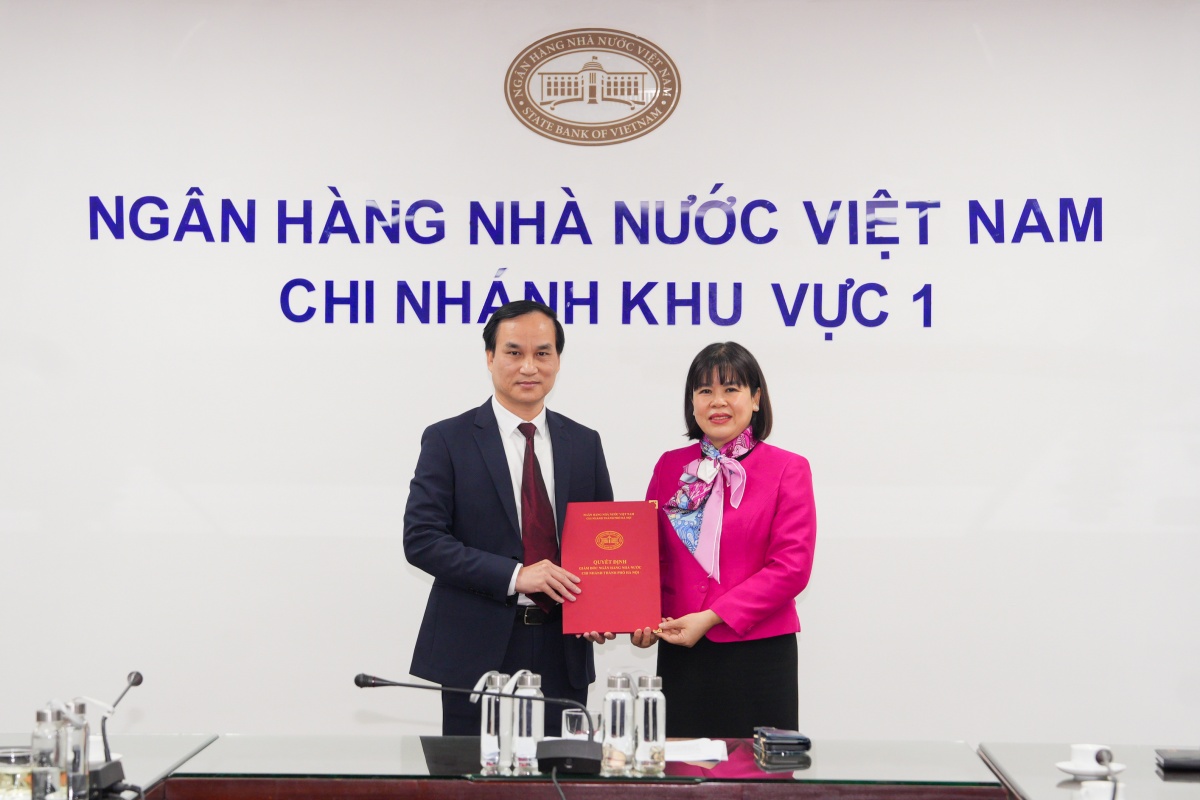 thừa ủy quyền của Thống đốc NHNN, bà Nguyễn Thị Hòa đã công bố và trao Quyết thừa ủy quyền của Thống đốc NHNN, bà Nguyễn Thị Hòa đã công bố và trao Quyết