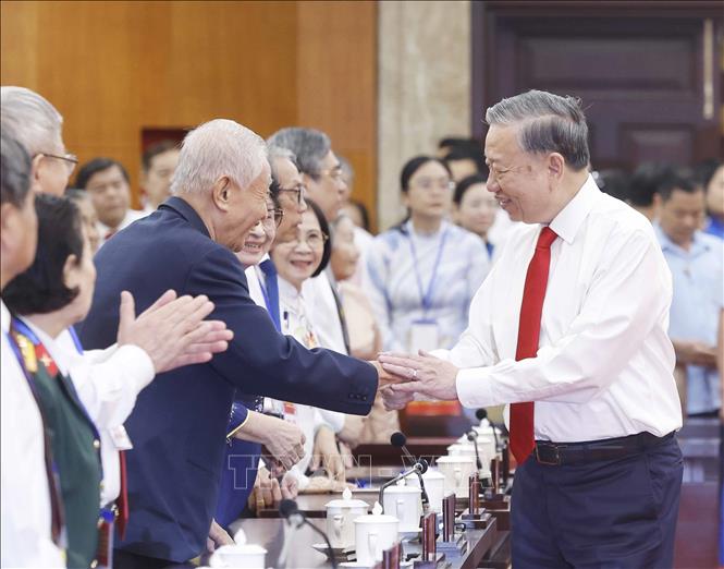Tổng Bí thư: Thành phố Hồ Chí Minh cần tiếp tục vai trò dẫn dắt tăng trưởng, đổi mới và hội nhập- Ảnh 3. Tổng Bí thư: Thành phố Hồ Chí Minh cần tiếp tục vai trò dẫn dắt tăng trưởng, đổi mới và hội nhập- Ảnh 3.