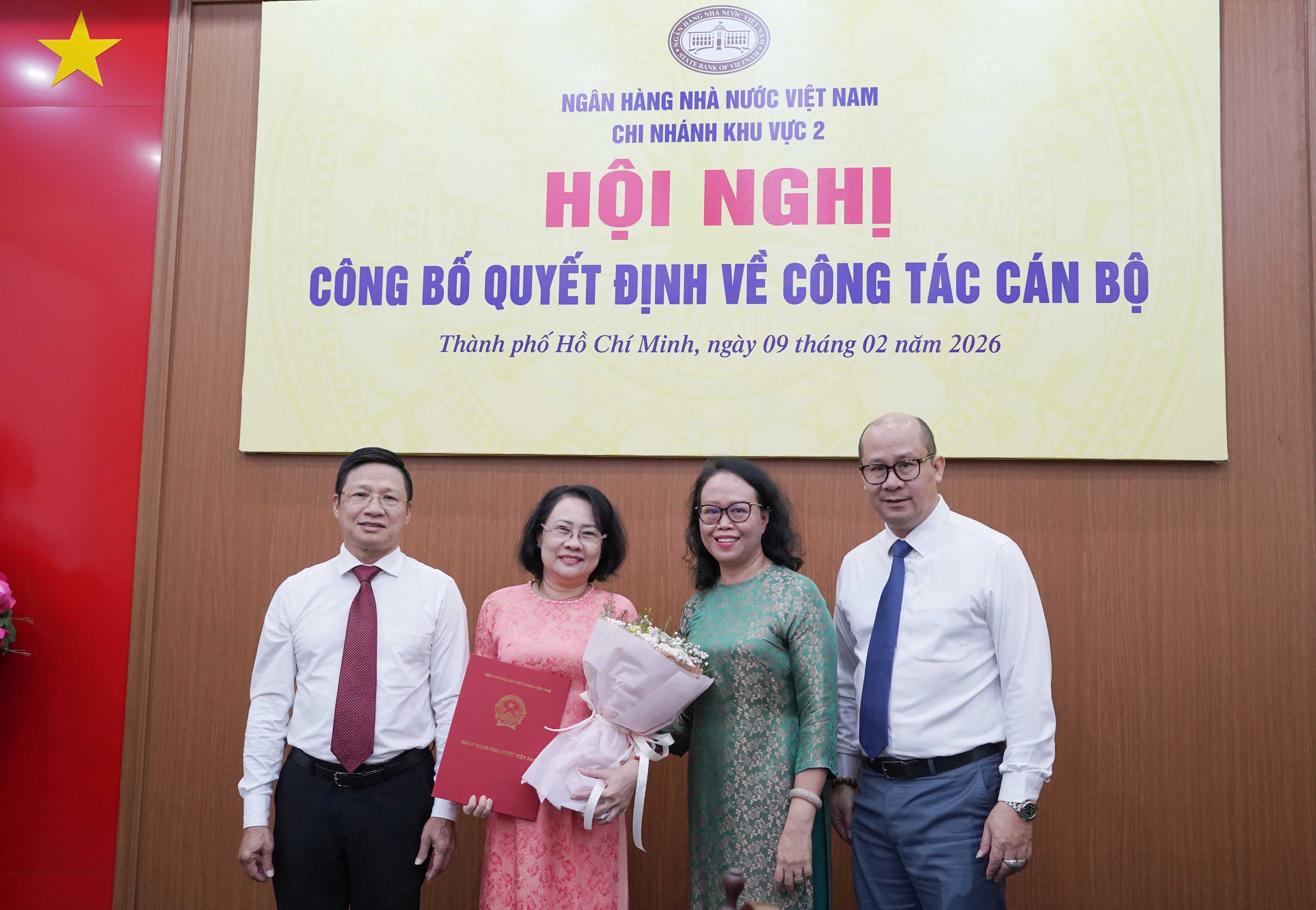 Ban Giám đốc tại Trụ sở chính NHNN chi nhánh Khu vực 2 chúc mừng Tân Phó giám đốc