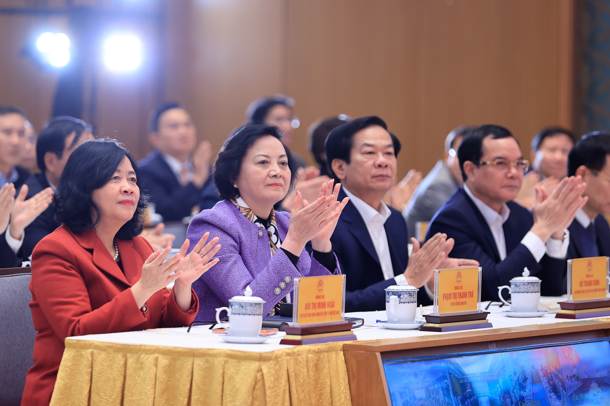 Chủ tịch Ủy ban Trung ương Mặt trận Tổ quốc Việt Nam, Phó Chủ tịch Hội đồng Thi đua - Khen thưởng Trung ương Bùi Thị Minh Hoài; Phó Thủ tướng Chính phủ Phạm Thị Thanh Trà dự Lễ phát động - Ảnh: VGP/Nhật Bắc Chủ tịch Ủy ban Trung ương Mặt trận Tổ quốc Việt Nam, Phó Chủ tịch Hội đồng Thi đua - Khen thưởng Trung ương Bùi Thị Minh Hoài; Phó Thủ tướng Chính phủ Phạm Thị Thanh Trà dự Lễ phát động - Ảnh: VGP/Nhật Bắc