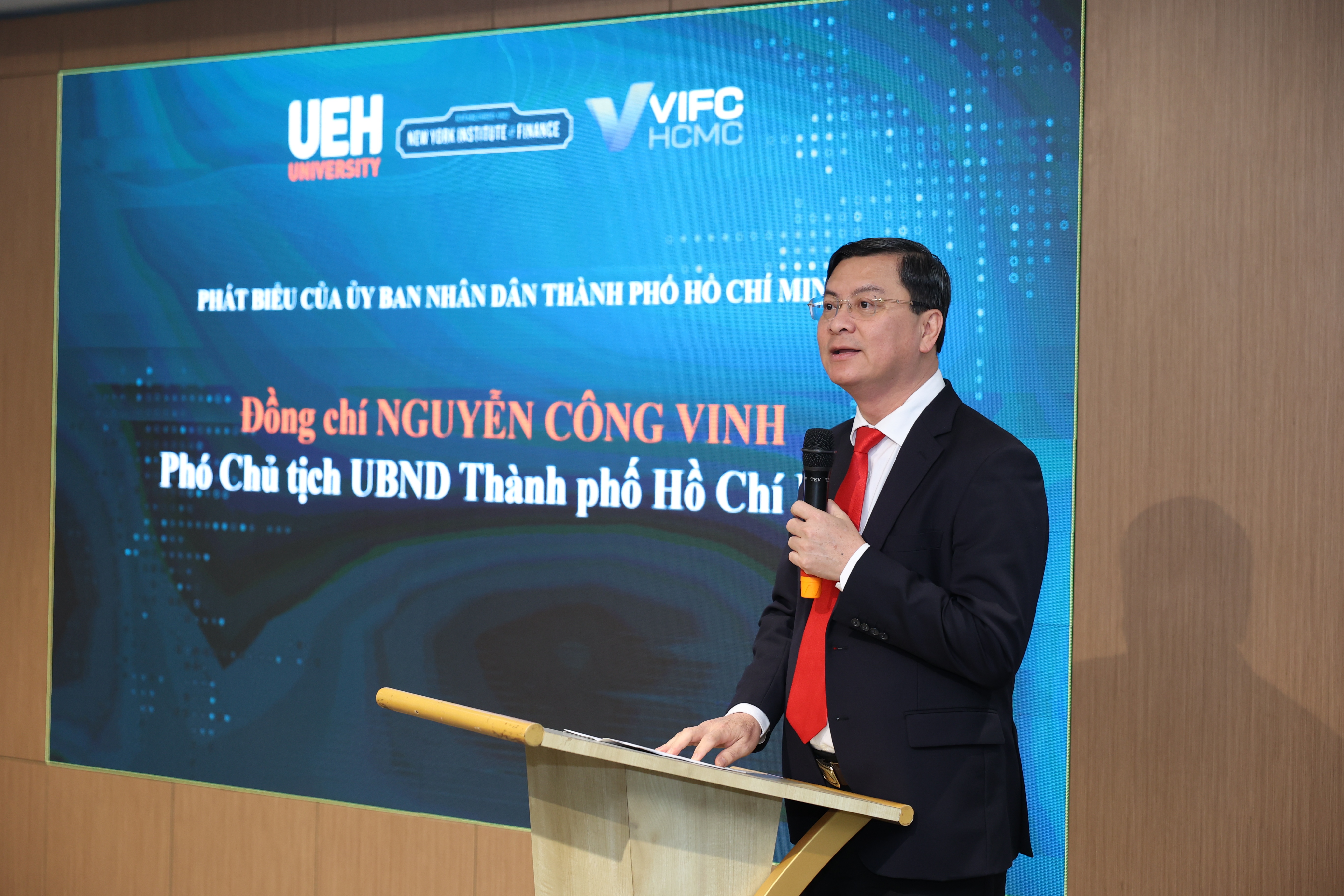 Xây dựng nguồn nhân lực chất lượng cao vận hành Trung tâm Tài chính quốc tế
