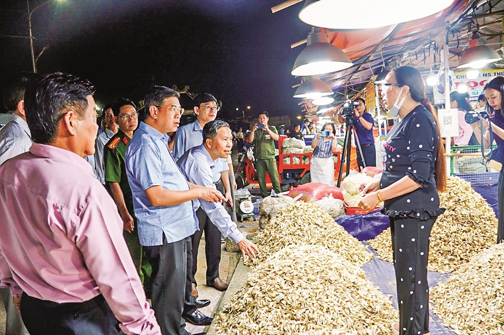 Các đơn vị chức năng luôn theo sát diễn biến thị trường và tăng cường kiểm tra chất lượng Các đơn vị chức năng luôn theo sát diễn biến thị trường và tăng cường kiểm tra chất lượng