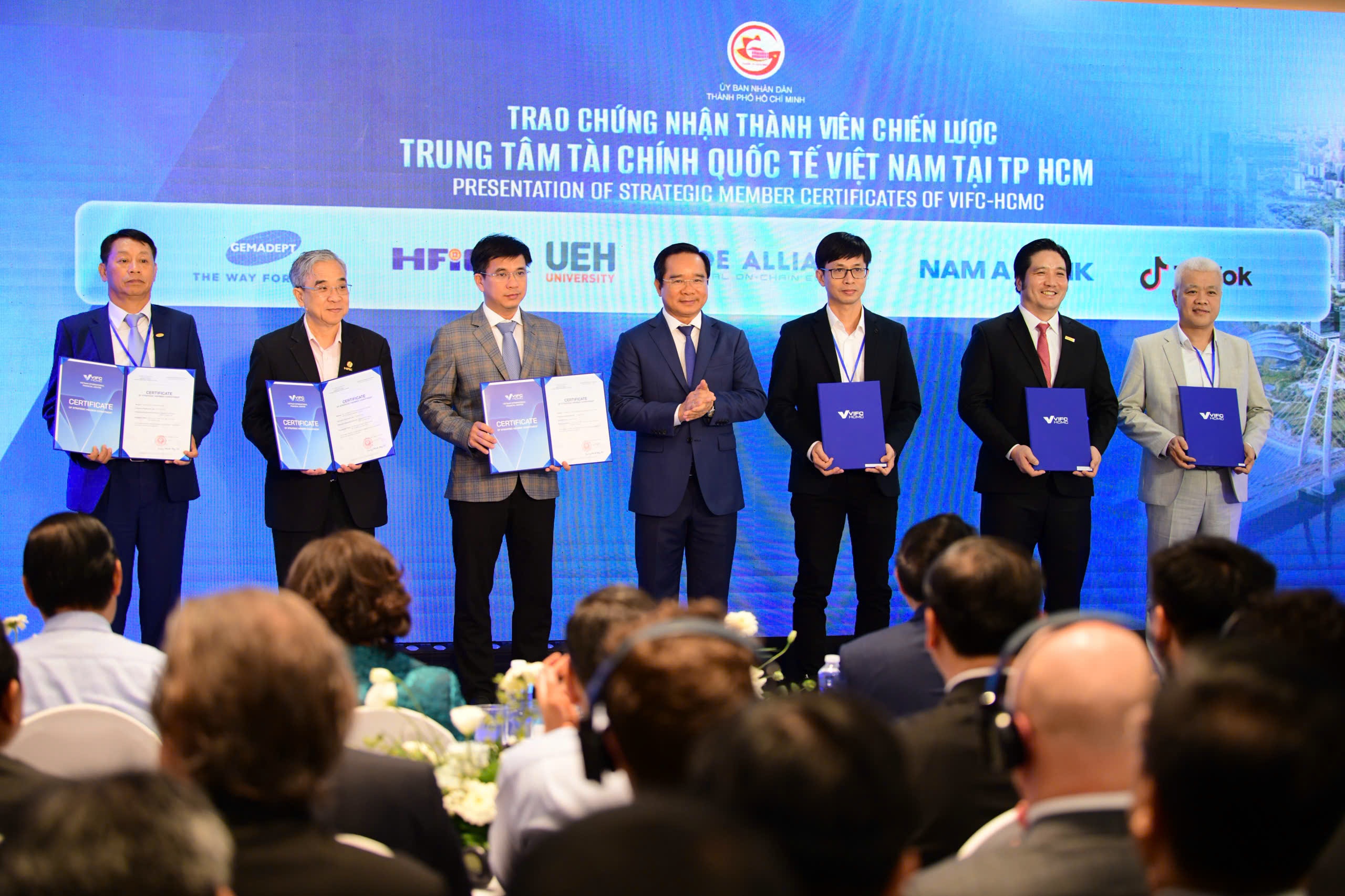 Những đối tác có vai trò quan trọng trong việc kết nối nguồn lực, phát triển hệ sinh thái và đào tạo nhân lực chất lượng cao cho trung tâm nhận Chứng nhận thành viên chiến lược. Những đối tác có vai trò quan trọng trong việc kết nối nguồn lực, phát triển hệ sinh thái và đào tạo nhân lực chất lượng cao cho trung tâm nhận Chứng nhận thành viên chiến lược.