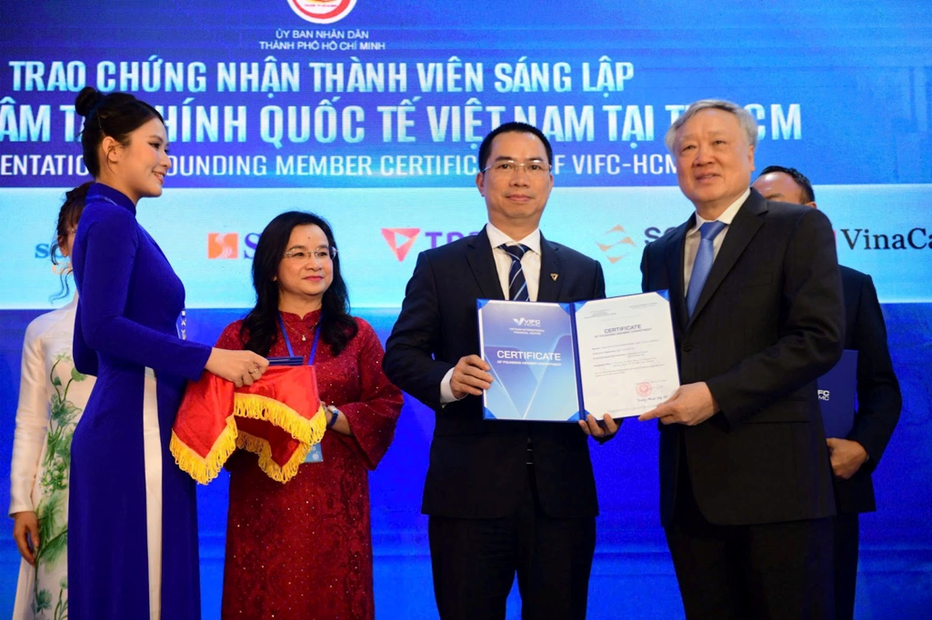Phó Thủ tướng Thường trực Chính phủ Nguyễn Hòa Bình trao chứng nhận Thành viên Sáng lập VIFC cho TPBank Phó Thủ tướng Thường trực Chính phủ Nguyễn Hòa Bình trao chứng nhận Thành viên Sáng lập VIFC cho TPBank