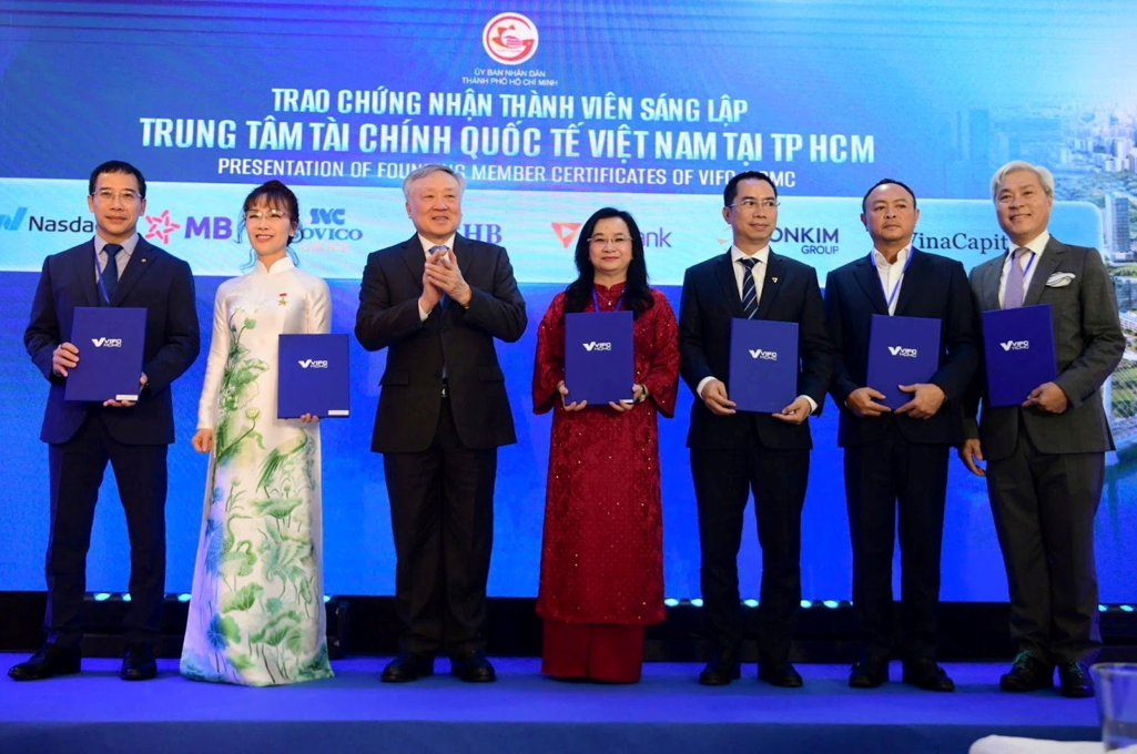 TPBank là Thành viên Sáng lập cùng nhiều doanh nghiệp hàng đầu trong ngành tài chính ngân hàng và nền kinh tế TPBank là Thành viên Sáng lập cùng nhiều doanh nghiệp hàng đầu trong ngành tài chính ngân hàng và nền kinh tế