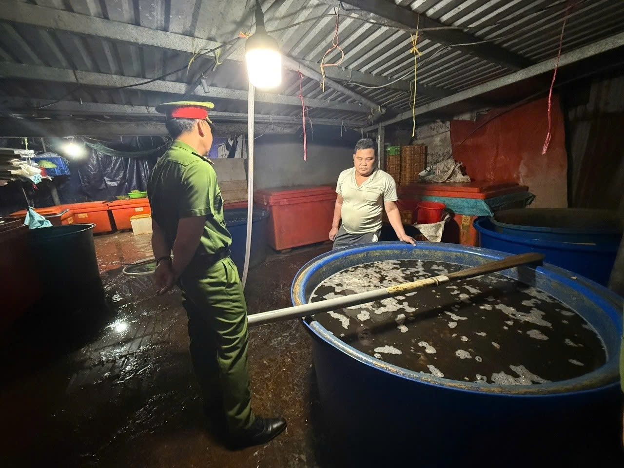 Triệt phá đường dây ngâm 3.000 tấn ốc bươu bằng hóa chất dùng trong xây dựng - Ảnh: Công an TP. Hồ Chí Minh