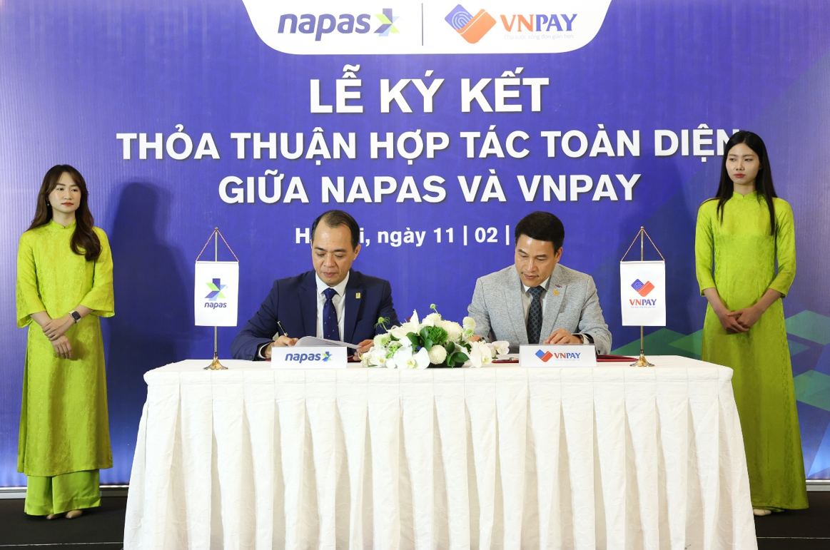 Đại diện NAPAS và VNPAY ký kết biên bản hợp tác