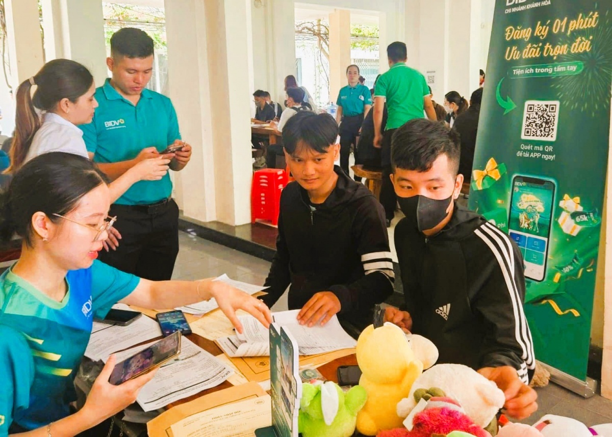 Thanh toán không dùng tiền mặt ngày càng phổ biến, trở thành phương thức giao dịch quen thuộc của người dân đặc biệt trong dịp tết. Thanh toán không dùng tiền mặt ngày càng phổ biến, trở thành phương thức giao dịch quen thuộc của người dân đặc biệt trong dịp tết.