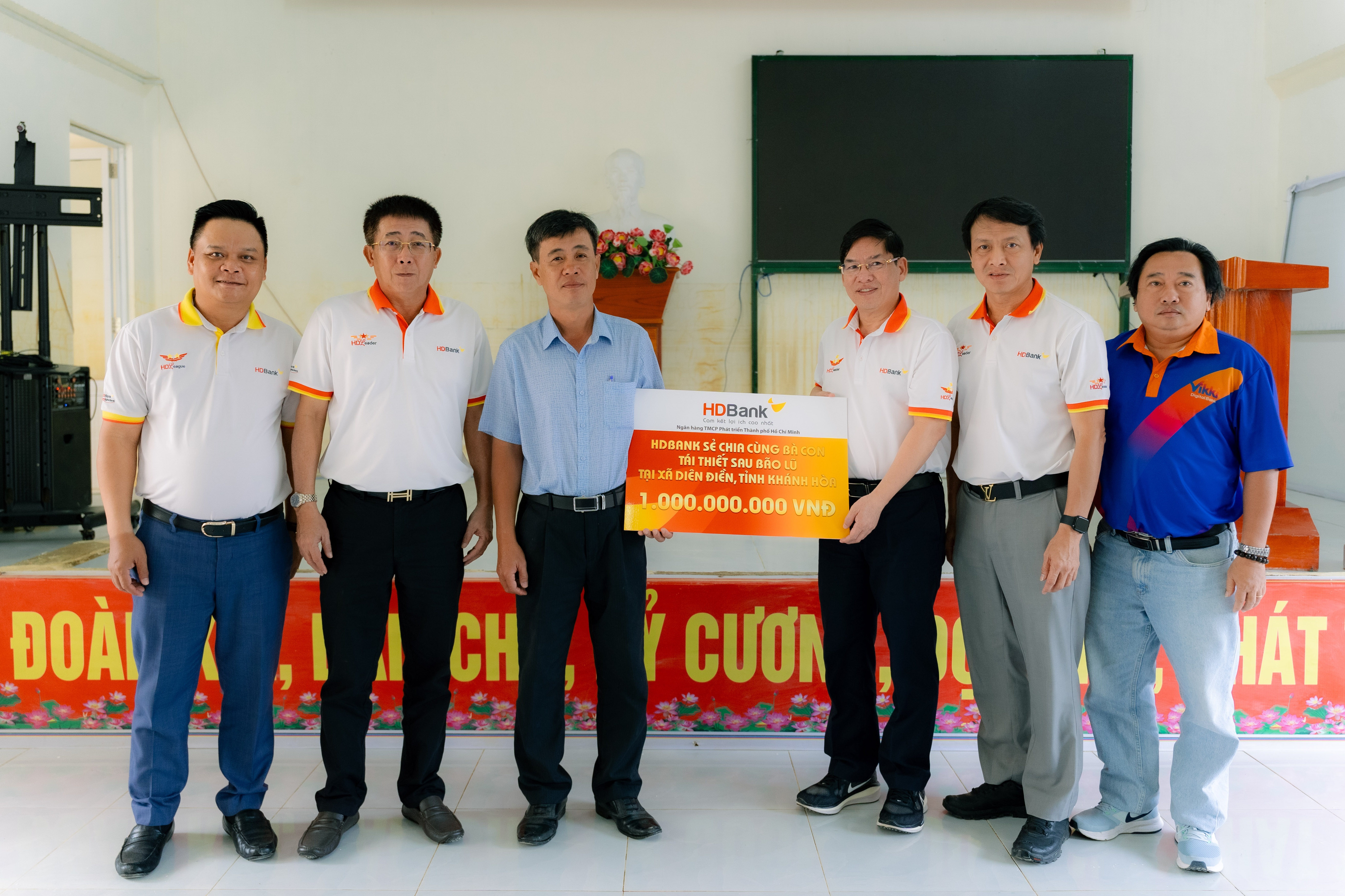 ổng Giám đốc Nguyễn Hữu Đặng đại diện HDBank trao hỗ trợ đến bà con Diên Điền (Khánh Hòa) để sớm khôi phục cuộc sống sau lũ ổng Giám đốc Nguyễn Hữu Đặng đại diện HDBank trao hỗ trợ đến bà con Diên Điền (Khánh Hòa) để sớm khôi phục cuộc sống sau lũ
