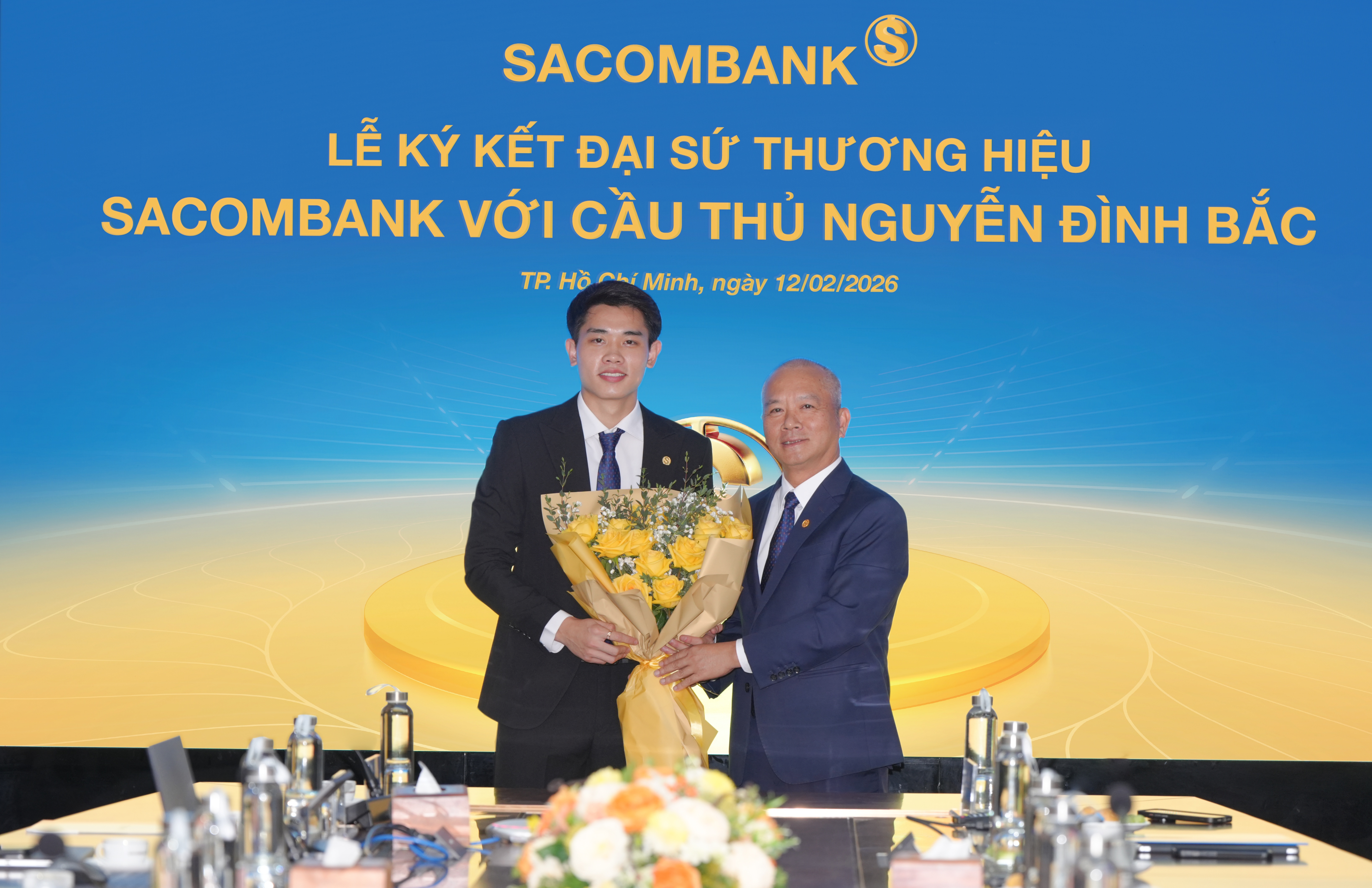 Ông Phan Đình Tuệ - Thành viên Hội đồng quản trị SACOMBANK trao hoa chúc mừng cầu thủ tân đại sứ thương hiệu. Ông Phan Đình Tuệ - Thành viên Hội đồng quản trị SACOMBANK trao hoa chúc mừng cầu thủ tân đại sứ thương hiệu.