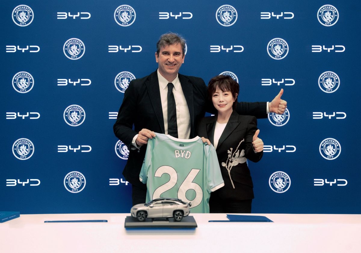 Đại diện BYD (Bà Stella Li) và đại diện Manchester City (Ông Ferran Soriano) tại sự kiện ký kết hợp tác Đại diện BYD (Bà Stella Li) và đại diện Manchester City (Ông Ferran Soriano) tại sự kiện ký kết hợp tác
